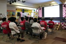 講演を聞く様子