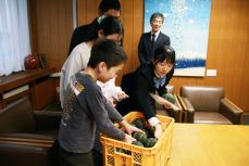 かぼちゃを手に取るようす