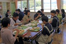 給食の様子3