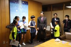 市長と予選のことを話す選手たち