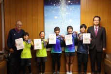 左から今団長・堀田選手・南選手・南部選手・和田選手・藤原選手・加藤市長