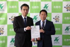 笑顔を見せる山﨑さん