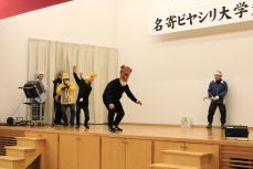 カラオケと演劇のステージ