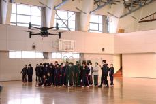 サーモ搭載ドローンの実演に興奮を隠せない