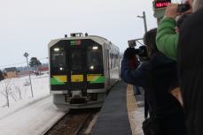 7_風連側から来た汽車が東風連駅で停車