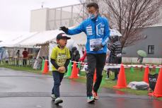 幼児の部で1着ゴールした子どもと阿部雅司さん