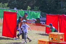 赤外線銃で遊ぶ親子と子どもたち