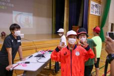 日本代表ジャージを着ている児童