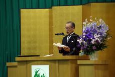 告辞を読み上げる家村学長