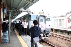 花たびそうや号と写真を撮る鉄道ファン