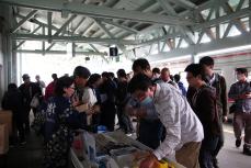 乗客とお出迎えの人でにぎわう名寄駅ホーム
