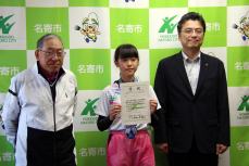 左から今団長、佐々木選手、加藤市長
