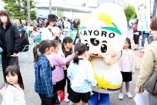 なよろうと遊ぶ子ども