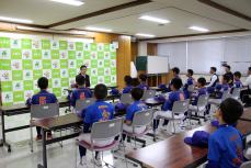選手一人一人の意気込みを聞いてエールを送る加藤市長