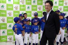 報告後緊張が解けた選手と笑顔で話す加藤市長