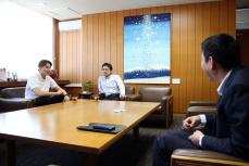 大塚選手を子どもの時から知る櫻田産業振興室長も一緒に