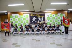 優勝旗・代表旗を掲げ記念撮影