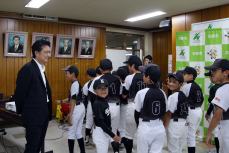 報告後談笑する加藤市長と団員