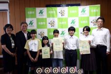 左から岸教育長、阿部監督、齋藤羽、渡辺美羽、城山蓮佳、渡辺悠羽、齋藤周、加藤市長
