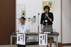 挨拶をする教育部長と司会の小笠原青少年センター所長