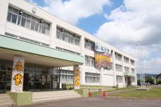 モザイクアートと校舎と空