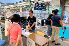 交流する市民と学生