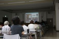 真剣に聞く参加者