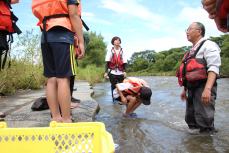 川の水温を測ります。