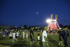 月と盆踊り