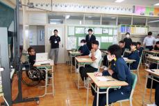 話を聞く生徒