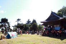下多寄神社に集まった人々