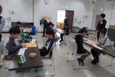 真剣に取り組む参加者たち