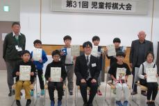 熱戦を繰り広げた参加者、成績上位者は賞状をもって記念撮影