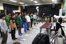 呼吸法を教えてもらう様子