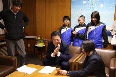 大会での演技を観る市長と選手たち