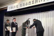 激励状を受け取る様子