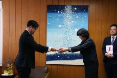 横山組合長から岸教育長へ