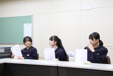 インタビューに答える様子
