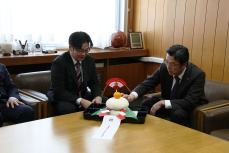 やわらかなもちの感触に驚く加藤市長