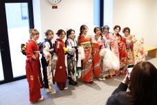 仲間とともに写真撮影