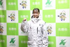 スポンサーが入った上着を着て堂々と写真に写る
