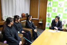 緊張しながら意気込みを話す