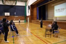 石川先生のあいさつ、手前は手話に通訳する様子