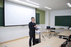 あいさつをする今中校長