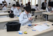 2年生の電気工事士資格取得実習の様子