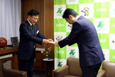 目録を手渡しする様子