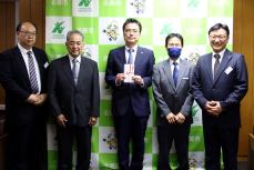市長と三洋コンサルタント役員との記念写真