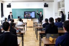 児童生徒からの質問に答える加茂シェフ