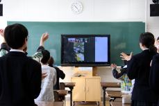 終了後手を振る