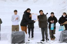 雪像コンクール表彰(杉並区議会副議長から)